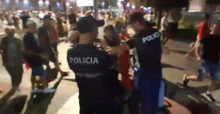 Rrethuan 2 orë hyrjen e Kryeministrisë dhe u përplasën me policinë  14 protestues të arrestuar