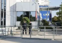 Frikë për përshkallëzim? Qeveria e Kosovës merr masa, rrethohet me gardh metalik. Policia në gatishmëri
