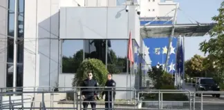 Frikë për përshkallëzim? Qeveria e Kosovës merr masa, rrethohet me gardh metalik. Policia në gatishmëri