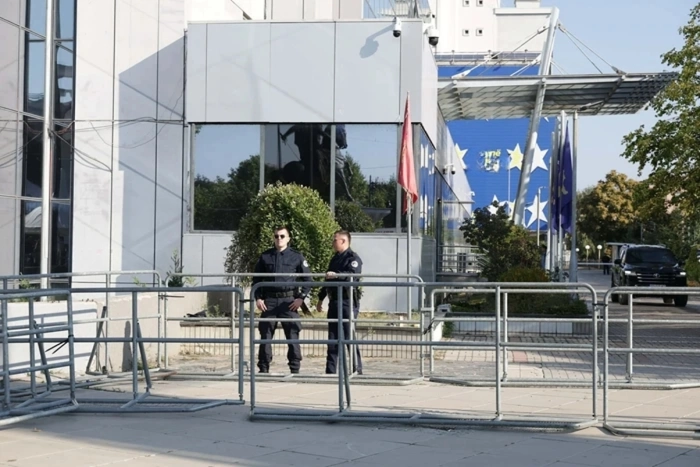 Frikë për përshkallëzim  Qeveria e Kosovës merr masa  rrethohet me gardh metalik  Policia në gatishmëri
