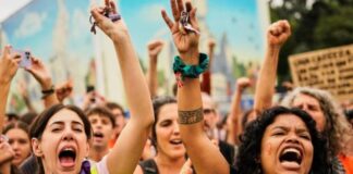 Qiratë mbi 1,300 euro/muaj, 500 mijë spanjollë protestojnë me çelësa në duar ! Përleshje dhe arrestime në Valencia, paralajmërohet grevë e përgjithshme