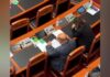 Ndryshoi qëndrim për Reformën Territoriale, deputeti socialist Vullnet Sinaj me laps e letër në dorë në Kuvend! Përgatit fjalimin që do të mbajë