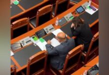 Ndryshoi qëndrim për Reformën Territoriale, deputeti socialist Vullnet Sinaj me laps e letër në dorë në Kuvend! Përgatit fjalimin që do të mbajë