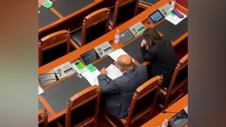 Ndryshoi qëndrim për Reformën Territoriale  deputeti socialist Vullnet Sinaj me laps e letër në dorë në Kuvend  Përgatit fjalimin që do të mbajë