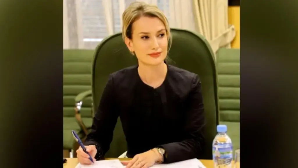 Pasi firmosi transferimin e Veliajt në burgun e Fierit  drejtoresha e Burgjeve ia delegon detyrat e saj për tri ditë zëvendësit Kapllani
