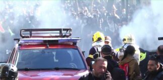 Përshkallëzohen tensionet, protestuesit hedhin vezë, gurë dhe mjete piroteknike në drejtim të policëve! Ndërhyhet me gaz lotsjellës