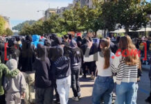 Elbasan, adoleshentët përqafohen me policët në protestë