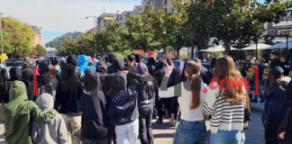 Elbasan, adoleshentët përqafohen me policët në protestë