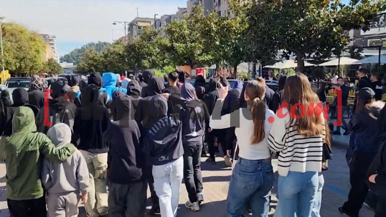 Elbasan  adoleshentët përqafohen me policët në protestë