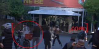 VIDEOLAJM/ Ja si furnizohen me gurë protestuesit! I maskuari i transporton me biçikletë elektrike në një arkë të kuqe, të tjerët mbushin duart dhe sulmojnë selinë e PS