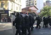 Protestuesit sulm me gurë e fishekzjarrë drejt efektivëve, policia i shpërndan me ujë e gaz lotsjellës