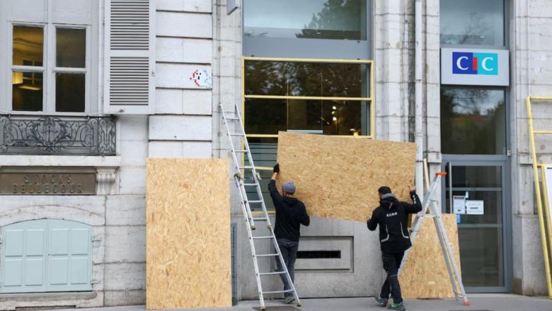 Franca nën alert për protestat e sotme  mbi 70 mijë policë në gatishmëri