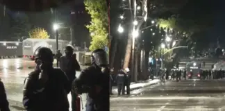 Tensionet në protestën përpara Kryeministrisë, policia nis shoqërimet