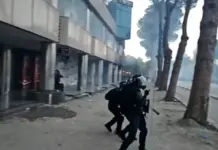“Thyhet” qetësia, nis hedhja e molotovëve dhe gurëve te Kryeministria, policia përgjigjet me gaz e plumba gome