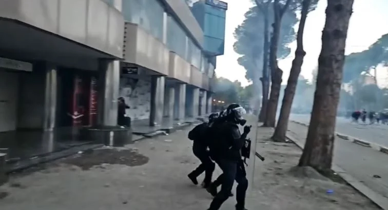  Thyhet  qetësia  nis hedhja e molotovëve dhe gurëve te Kryeministria  policia përgjigjet me gaz e plumba gome