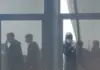 Protestuesit “strehohen” në selinë e PD-së, policia i pret jashtë dere/ Eno Bozdo: Na helmuan me gaz