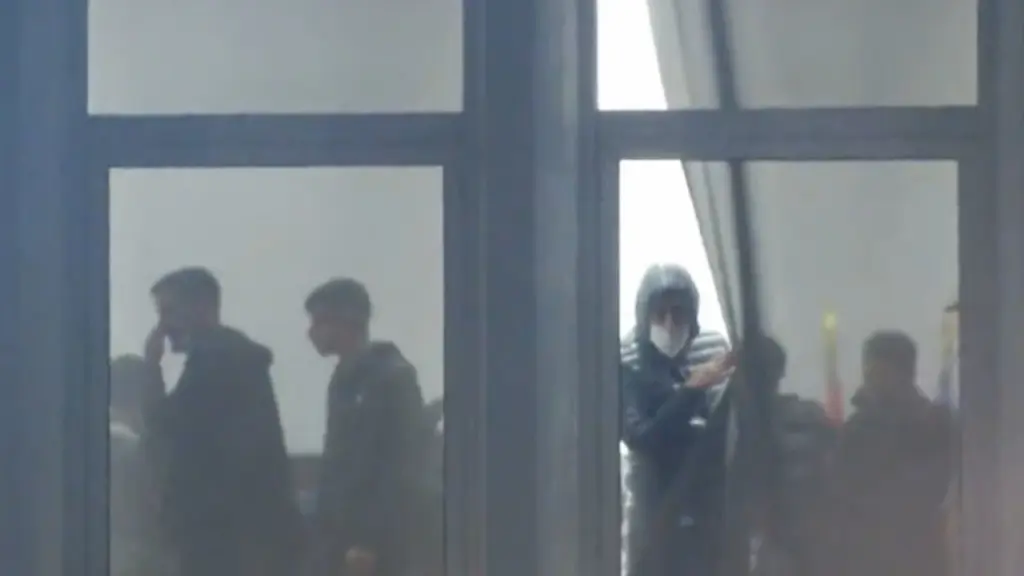 Protestuesit  strehohen  në selinë e PD së  policia i pret jashtë dere  Eno Bozdo  Na helmuan me gaz
