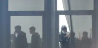 Protestuesit “strehohen” në selinë e PD-së, policia i pret jashtë dere/ Eno Bozdo: Na helmuan me gaz