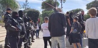 Tentativë për t’u ngjarë të rinjve, militantët e Berishës i kopjojnë gjestin e karremit me kroasant