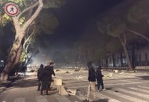 Sulmohet sërish Ministria e Brendshme, protestuesit kërkojnë të futen brenda godinës