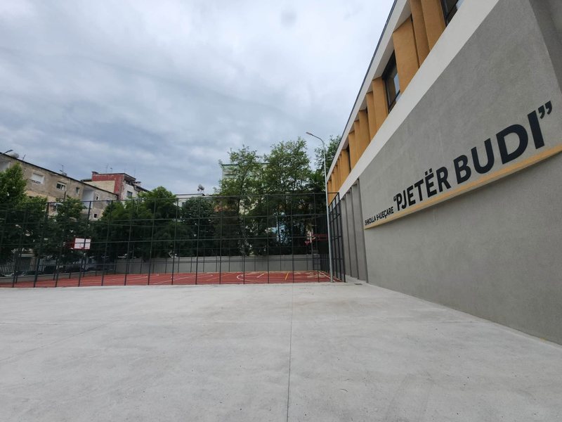 Rama publikon pamjet nga shkolla  Pjetër Budi  pas rikonstruksionit  Ambiente moderne për nxënësit