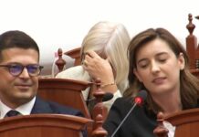 Zegjineja, replikë me Baçin, ironizon Bardhin: Aman, fierakët lërja kreut të grupit, ai i ka merak