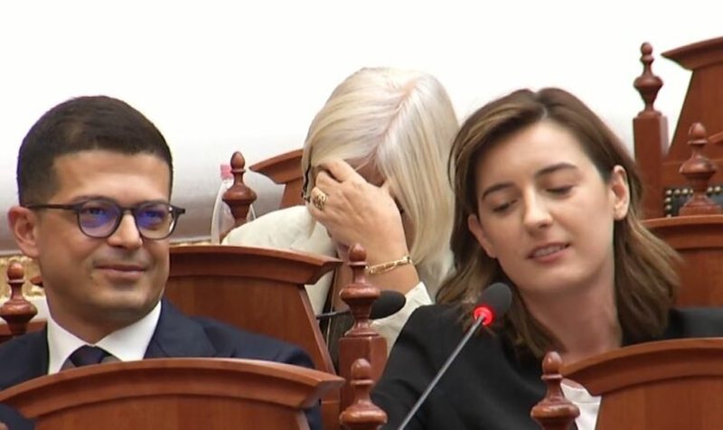 Zegjineja  replikë me Baçin  ironizon Bardhin  Aman  fierakët lërja kreut të grupit  ai i ka merak