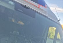 Denoncimi i punonjësit të ambulancës: Protestuesit po na godasin me gurë