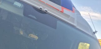 Denoncimi i punonjësit të ambulancës: Protestuesit po na godasin me gurë