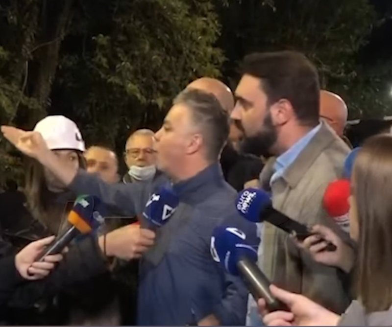 Ato foto futi në     Enno Bozdo ofendon gazetarin që i tregoi pamjet e personave të maskuar në selinë e PD