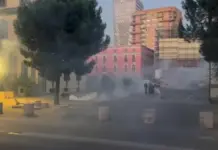 Tensionohet situata në protestën pranë qendrës, policia hedh gaz lotsjellës, sulmohet me molotov Ministria e Brendshme