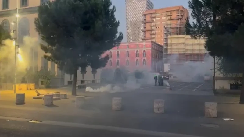 Tensionohet situata në protestën pranë qendrës  policia hedh gaz lotsjellës  sulmohet me molotov Ministria e Brendshme