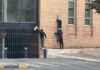 Protestues të maskuar thyejnë kamerat e sigurisë të Bankës së Shqipërisë, shkatërrojnë edhe kabinën e rojes