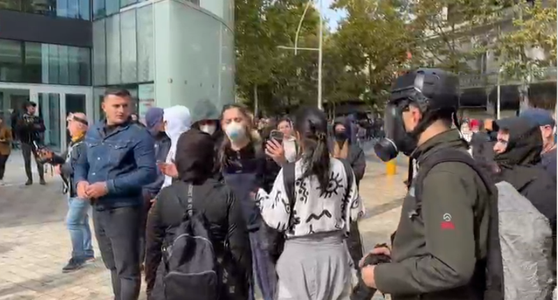  Keni marrë lekë   protestuesit zihen me njëri tjetrin para policisë  Jam vetëm  s jam me ju