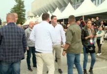 Milan Radojiçiç shfaqet në tubimin elektoral të SNS-së, organizatori i sulmit në Banjskë filmohet pranë djalit të Vuçiçit