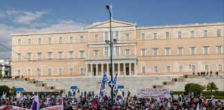 Mësuesit dhe studentët në Greqi dalin në protestë për përmirësimin e arsimit!