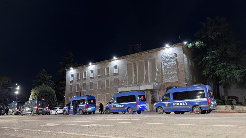 EMRAT  Protesta e dhunshme në Tiranë  arrestohen 23 persona  13 procedohen penalisht
