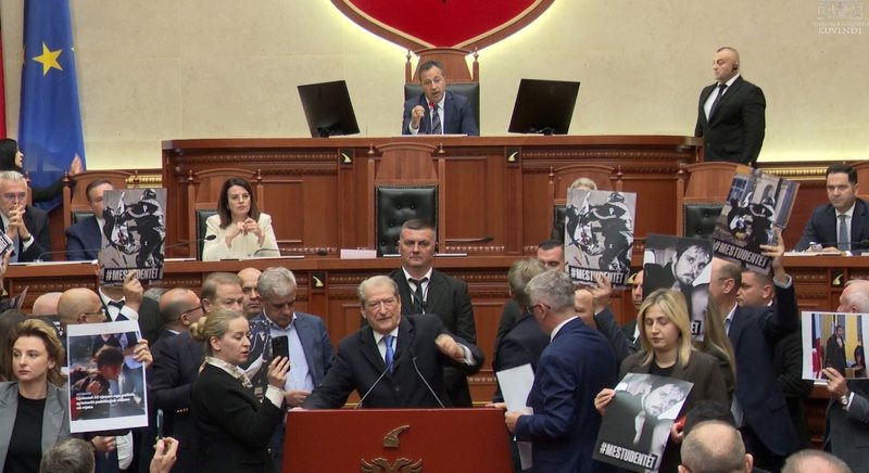 Berisha bën thirrje për dhunë në Kuvend  T i thyhen kockat deputetëve të PS  Peleshi i heq fjalën për gjithë ditën