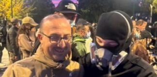 Tirana në kaos e flakë, deputeti i PD shfaqet i qeshur dhe bën “selfie” me protestuesit