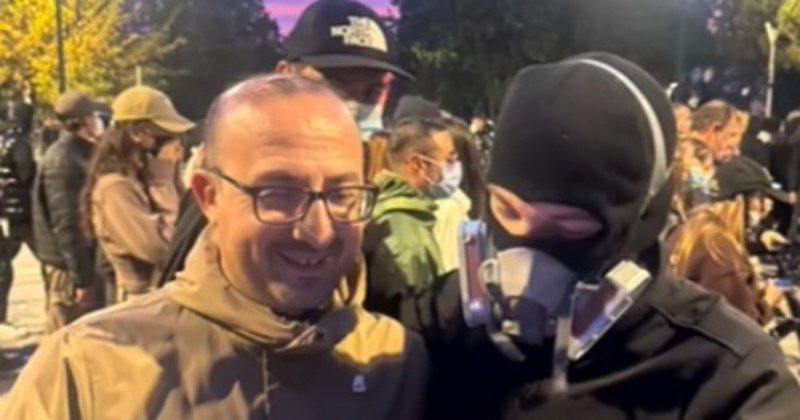 Tirana në kaos e flakë  deputeti i PD shfaqet i qeshur dhe bën  selfie  me protestuesit