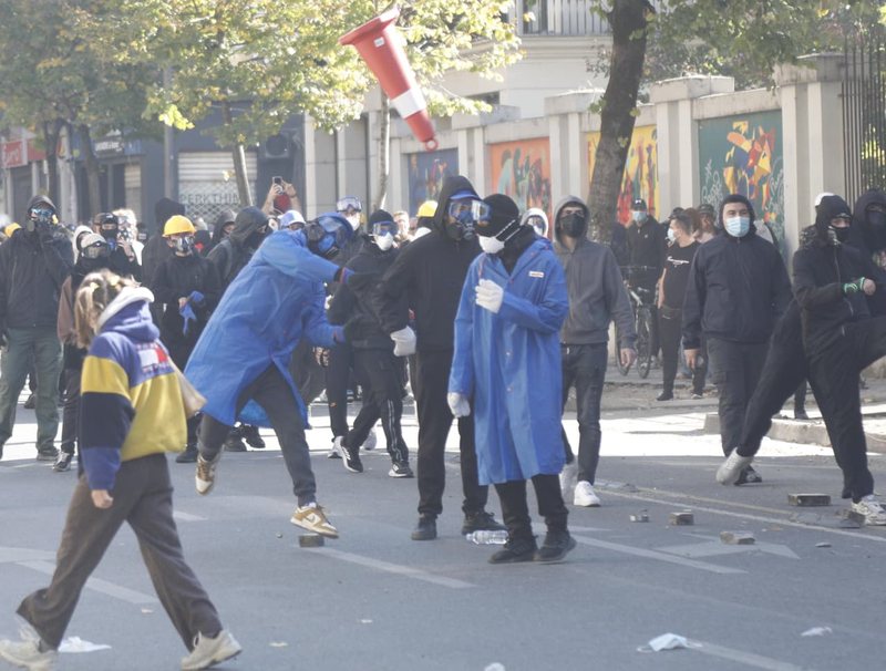 Dita e 7 të e protestës së dhunshme  Pas konfrontimit me gurë dhe gaz lotsjellës te Ministria e Arsimit  sulmohet Gjykata e Apelit  policia nis shoqërimet  Rama  Bujrum për dialog  pa kushte 