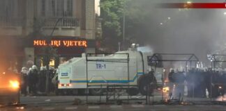Mbi shtatë orë protestë dhe kaos, shkatërrim, kosha në flakë dhe semaforë të shkatërruar! Policia zgjeron perimeter