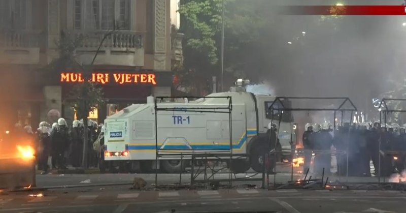 Mbi shtatë orë protestë dhe kaos  shkatërrim  kosha në flakë dhe semaforë të shkatërruar  Policia zgjeron perimeter