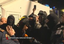 Mes përplasjeve dhe dhunës, momente paqeje mes protestuesve dhe policisë