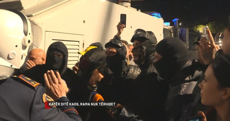 Mes përplasjeve dhe dhunës  momente paqeje mes protestuesve dhe policisë