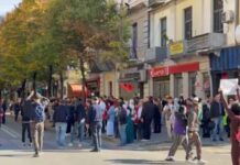 “Berisha n’burg”, protestuesit nuk i mirëpresin militantët e PD te ministria e Arsimit