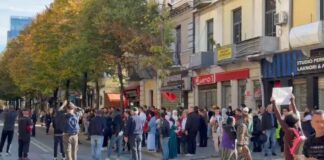 “Berisha n’burg”, protestuesit nuk i mirëpresin militantët e PD te ministria e Arsimit