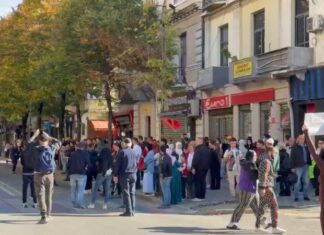 “Berisha n’burg”, protestuesit nuk i mirëpresin militantët e PD te ministria e Arsimit