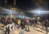 Fishekzjarre para Kryeministrisë, policia u bën thirrje protestuesve: Largoni fëmijët nga rruga, ndaloni veprimet e dhunshme