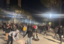 Fishekzjarre para Kryeministrisë, policia u bën thirrje protestuesve: Largoni fëmijët nga rruga, ndaloni veprimet e dhunshme